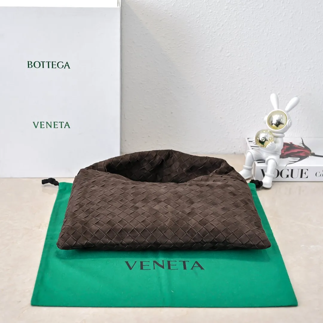 Batch 1860 #Bv new small HOP bag-nubuck leather is here! The bag body and handles are made of a whole piece of woven leather. The bag body is soft and lazy. Hop symbolizes the praise of innovation and eternal craftsmanship [love]. The pyramid silhouette combines practicality and fashion. It is modern and casual. The double-sided closure design of the bag mouth is more convenient and safe! The cowhide texture also makes the bag more wear-resistant and durable. A must-have for fashionable ladies who like minimalism yet comfortable and casual! Size: 41x20.5x7.5, Model: 3966#一